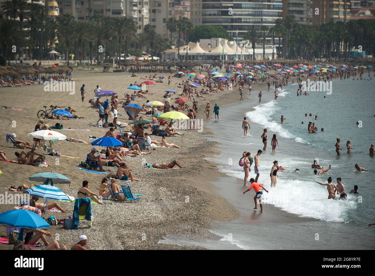 Malaga, Spanien. Juli 2021. Badegäste werden während eines heißen Sommertages inmitten einer Coronavirus-Pandemie am Strand von Malagueta beim Sonnenbaden beobachtet. Die staatliche Wetteragentur AEMET sagte, dass die Temperaturen am nächsten Tag in Andalusien mit mehr als 40º Grad in Malaga und anderen Provinzen steigen werden. Viele Badegäste werden erwartet, an den Stränden anzukommen, um sich zu sonnen und die sonnigen Tage zu genießen. (Foto von Jesus Merida / SOPA Images/Sipa USA) Quelle: SIPA US/Alamy Live News Stockfoto