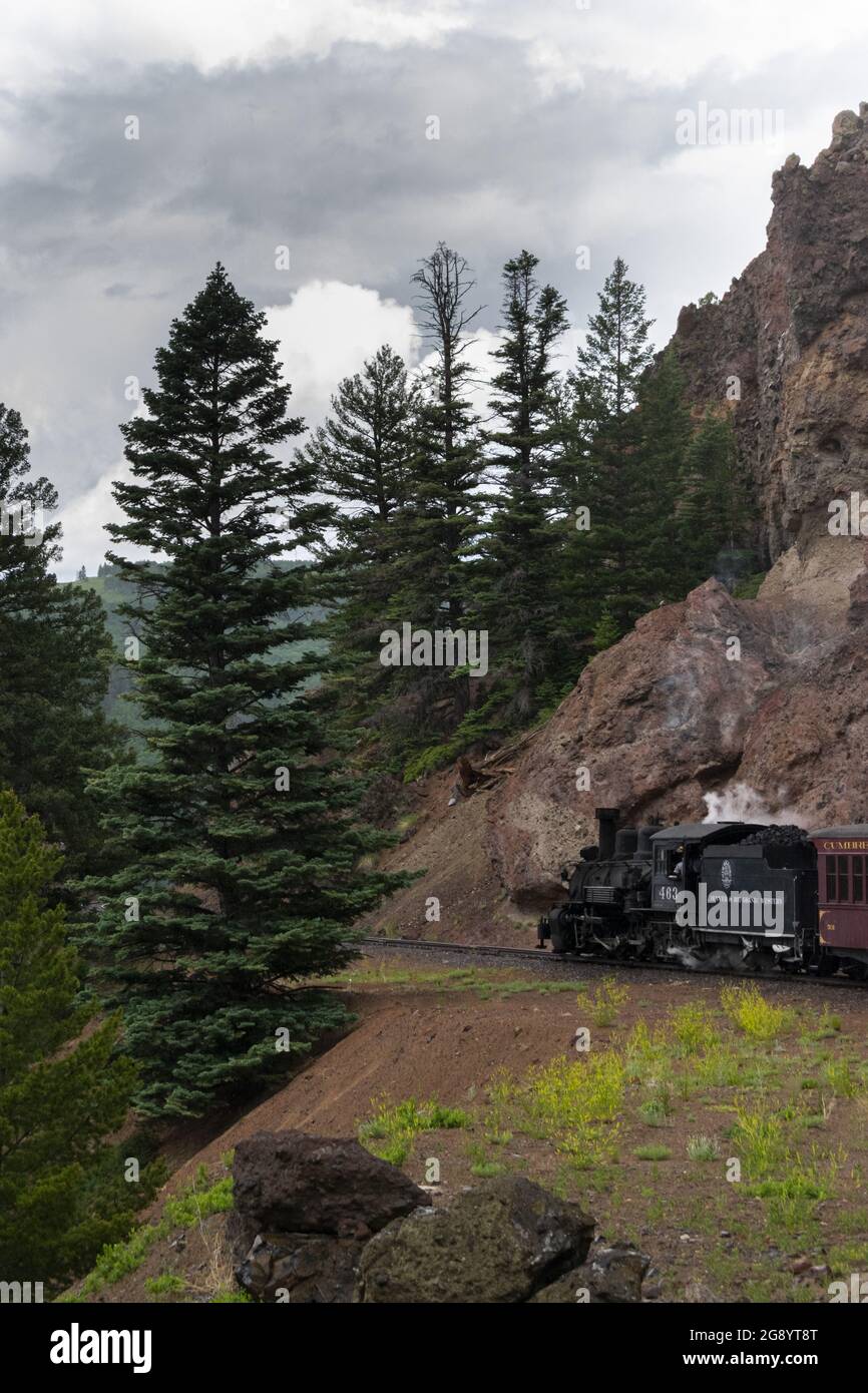 Vertikale Aufnahme der Cumbres und der Toltec Scenic Railroad auf den von Hügeln umgebenen Gleisen Stockfoto