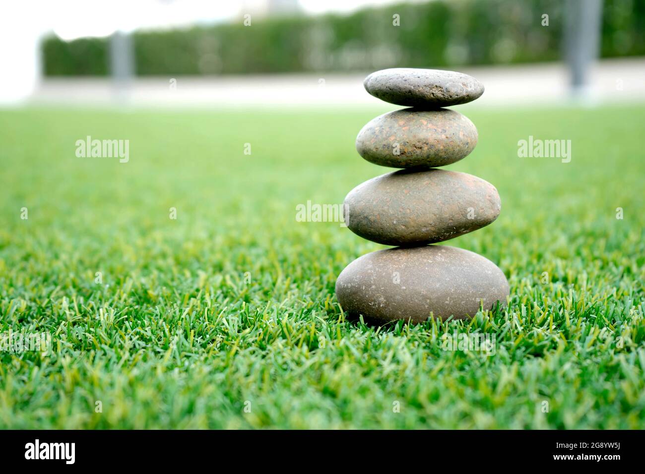Auf Gras gestapelte Steine Stockfoto