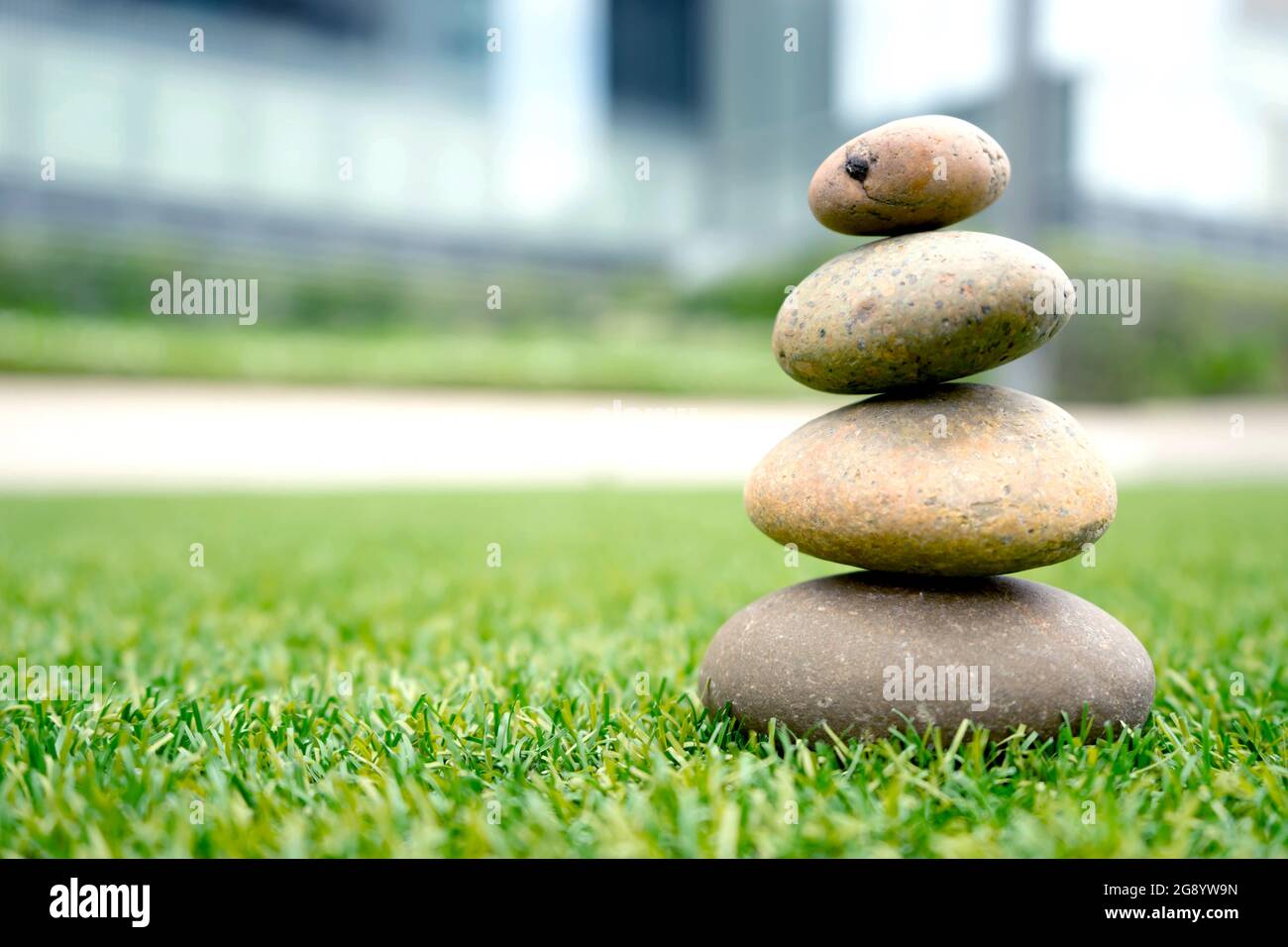 Auf Gras gestapelte Steine Stockfoto
