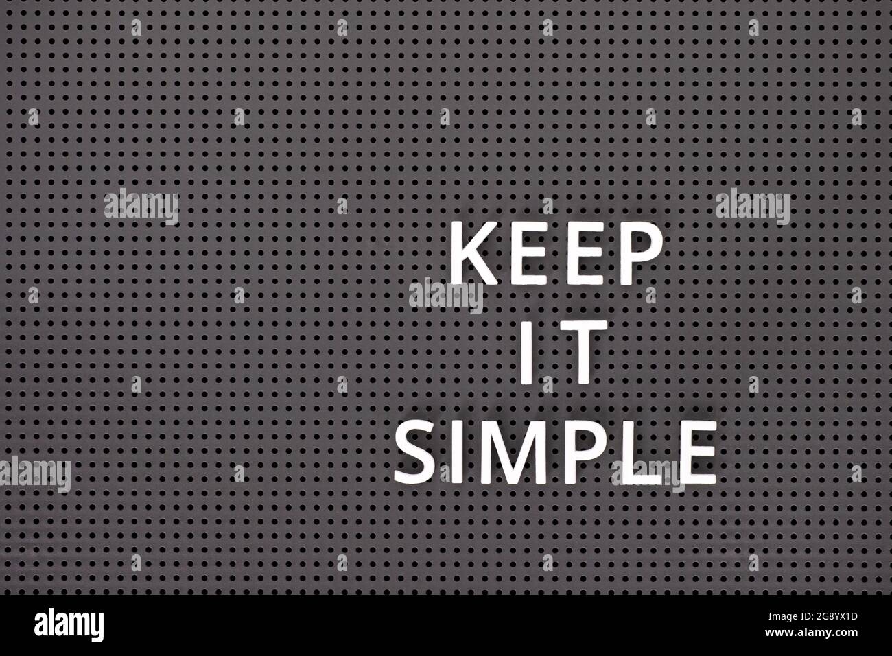 Phrase Keep IT Simple mit weißen Buchstaben auf einer grauen Tafel Stockfoto