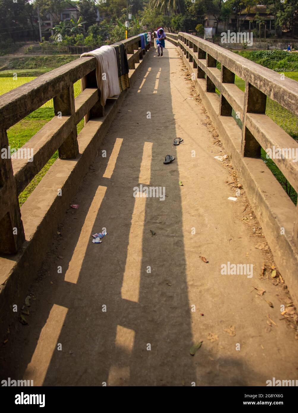 Ein kleines Mädchen, das auf der Brücke läuft. Dieses Bild wurde am 13. Und 2018. Januar aus Dhamrai, Bangladesch, Südasien, aufgenommen Stockfoto