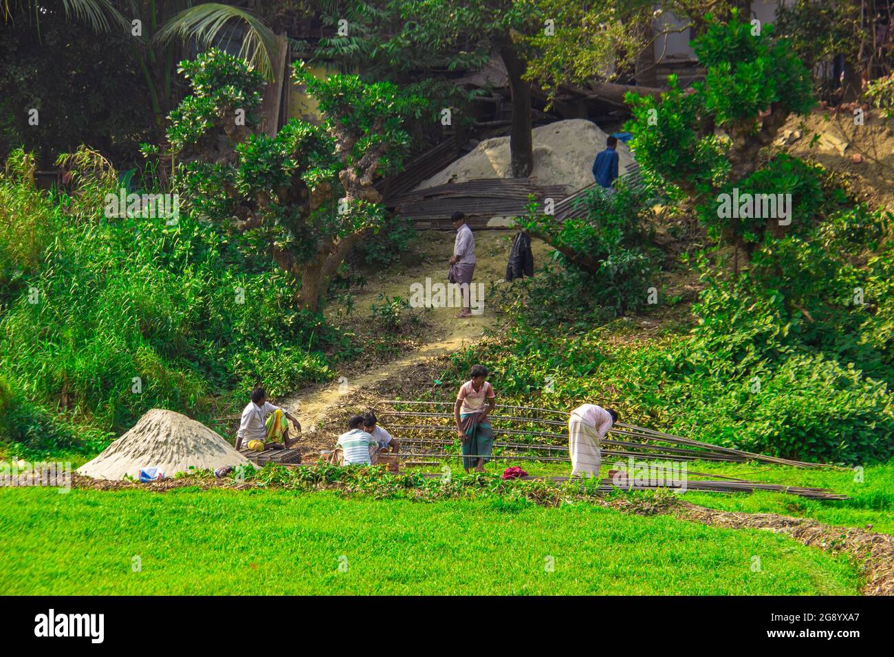 Landwirt, der auf dem Feld arbeitet. Dieses Bild wurde am 13. Und 2018. Januar aus Dhamrai, Bangladesch, Südasien, aufgenommen Stockfoto