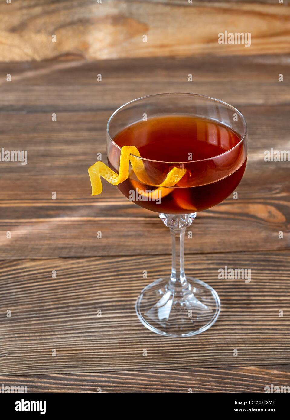 Ein Glas Tipperary Cocktail garniert mit einem orangefarbenen Twist Stockfoto