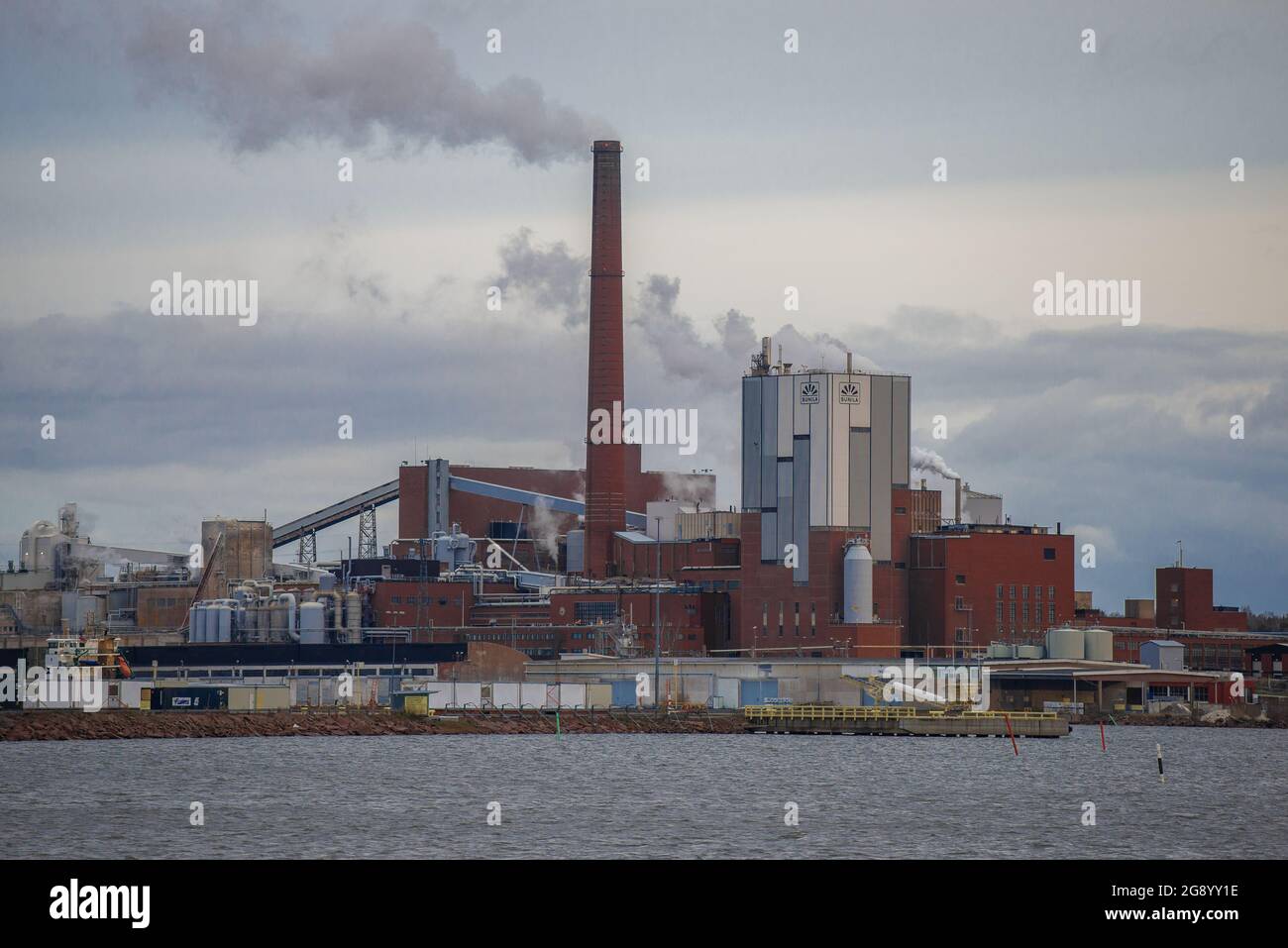KOTKA, FINNLAND - 02. NOVEMBER 2019: Blick auf die Zellstoff- und Papierfabrik von Sunila am Novemberabend Stockfoto