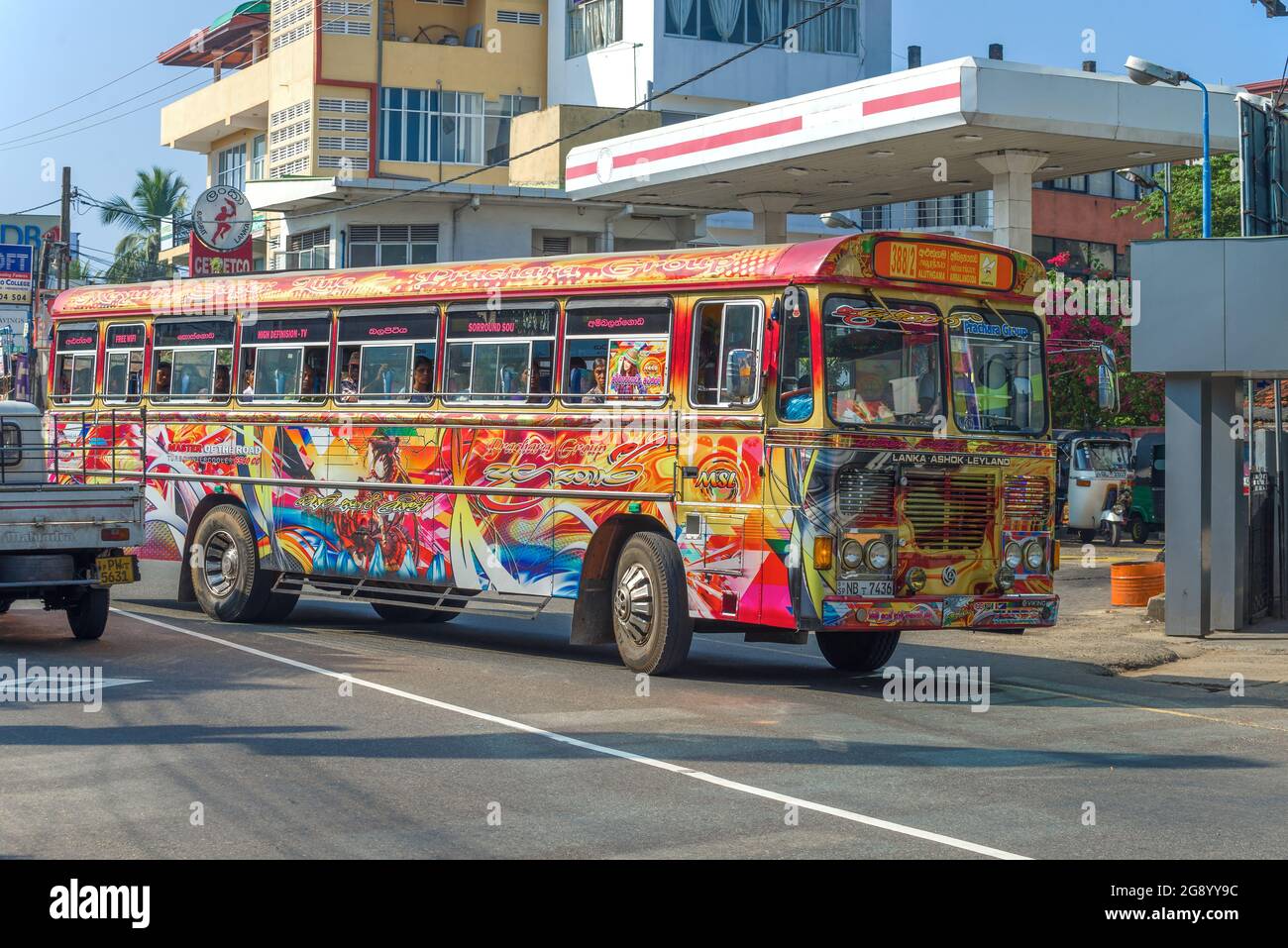 AMBALANGODA, SRI LANKA - 19. FEBRUAR 2020: Intercity-Bus auf einer Stadtstraße aus der Nähe Stockfoto