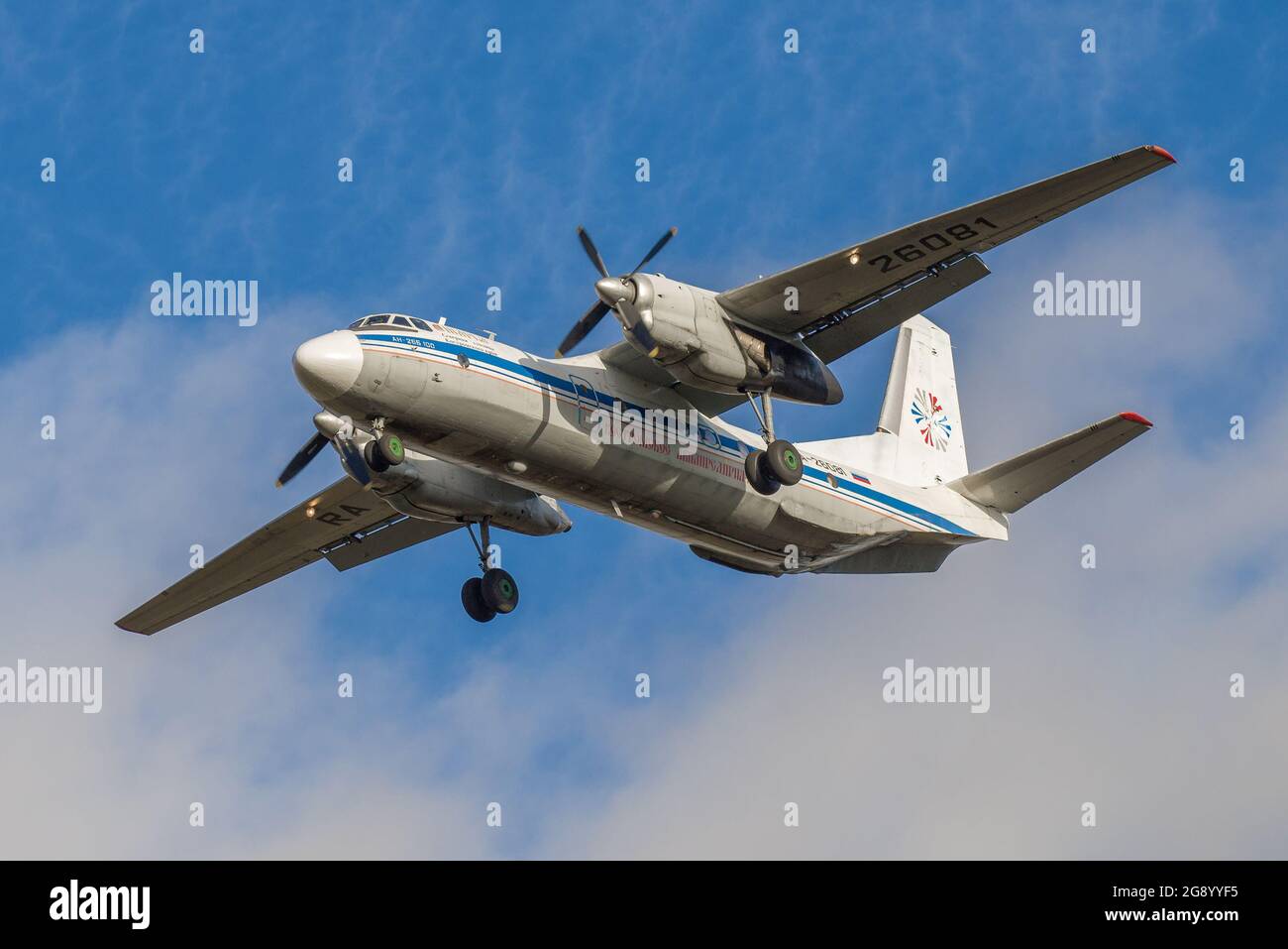 SANKT PETERSBURG, RUSSLAND - 28. OKTOBER 2020: An-26B-100 'Sharya' (RA-26081) der Kostroma-Luftfahrtgesellschaft auf einem Gleitweg im bewölkten Himmel Stockfoto