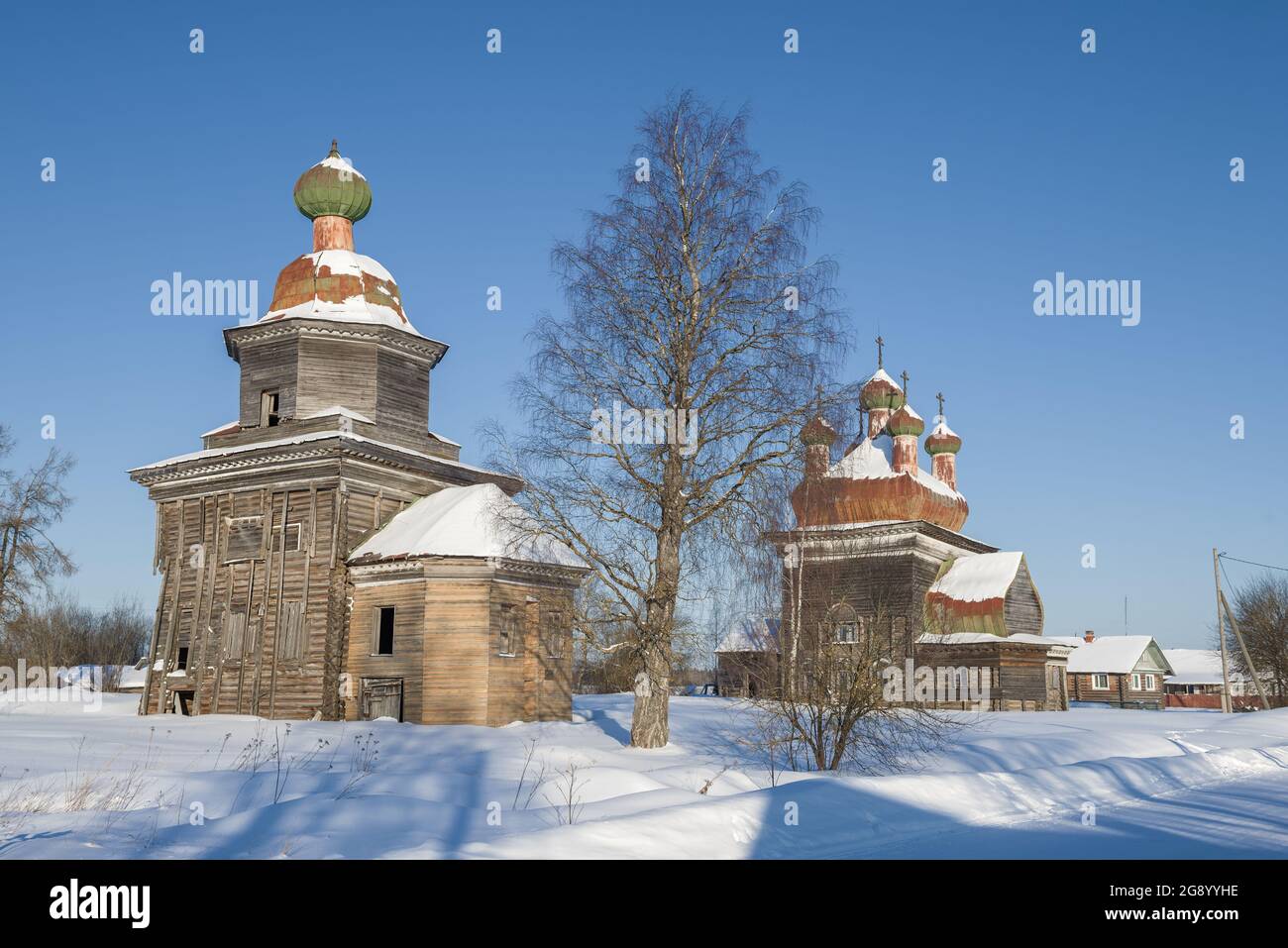 Blick auf den alten Tempelkomplex (1715) im Dorf Shelokhovskaya an einem sonnigen Februarmorgen. Kargopol. Archangelsk Region, Russland Stockfoto