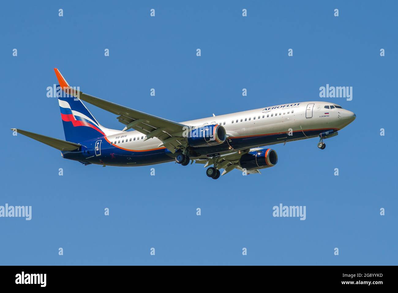 SANKT PETERSBURG, RUSSLAND - 29. MAI 2021: BOEING 737-8LJ 'A. Gromyko' (VQ-BVV) von Aeroflot Airlines auf dem Gleitpfad gegen den blauen Himmel Stockfoto