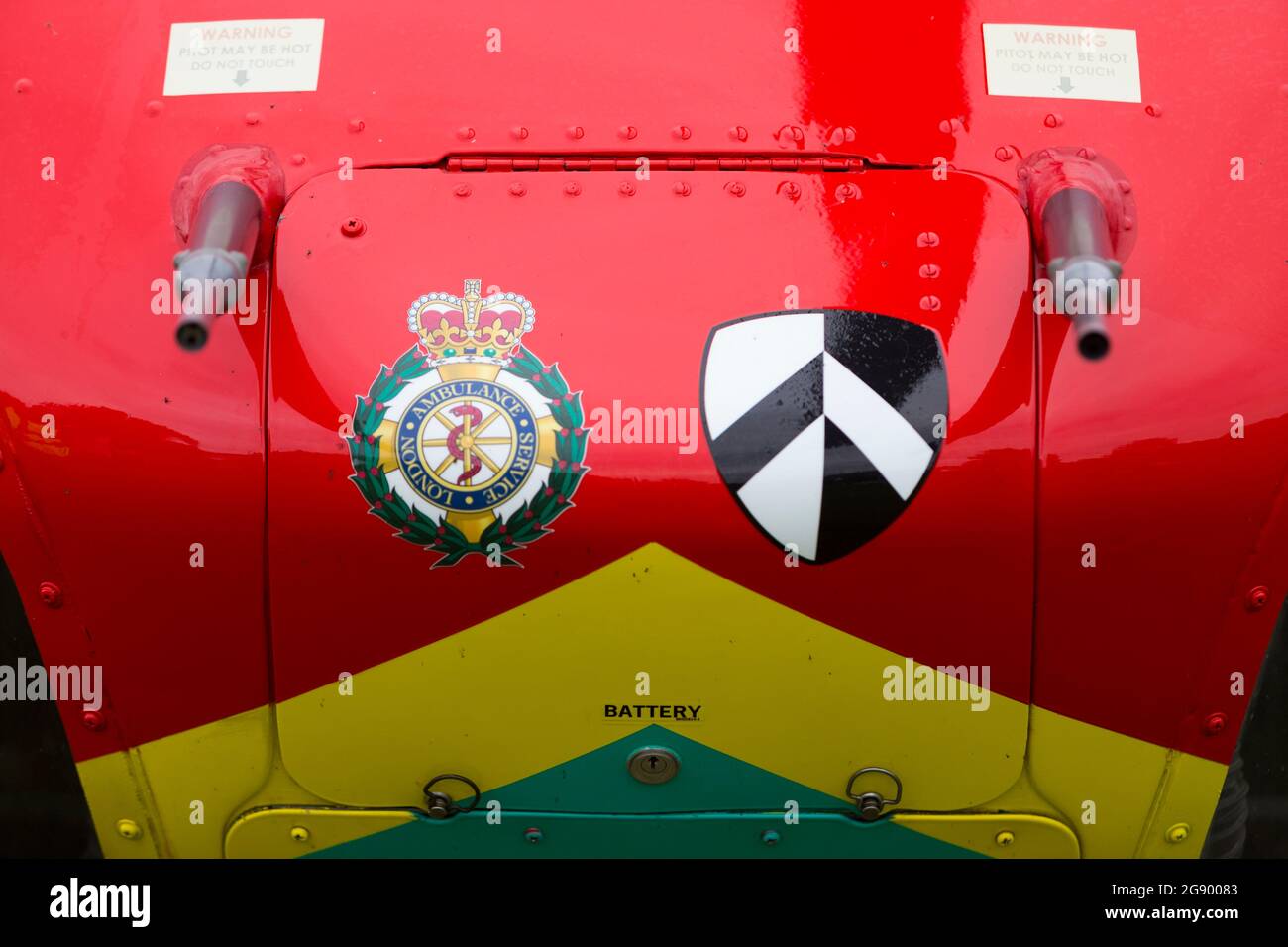 Der Londoner Air Ambulance-Hubschrauber wartet auf Twickenham Green, einem offenen Raum, während das medizinische Team an einem Unfall/Zwischenfall im Stadtzentrum teilnimmt. (127 Stockfoto