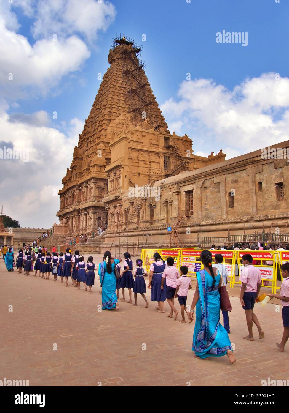 Schlange von Schulkindern, die den Darasuram-Tempel, Tamil Nadu, Südindien, besuchen Stockfoto