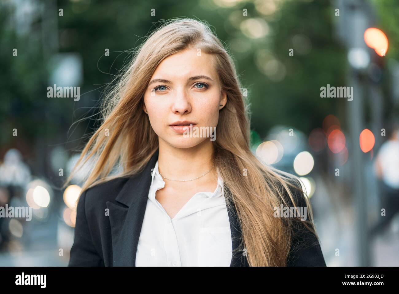 Junge Geschäftsfrau mit blonden Haaren und schwarzem Blazer Stockfoto