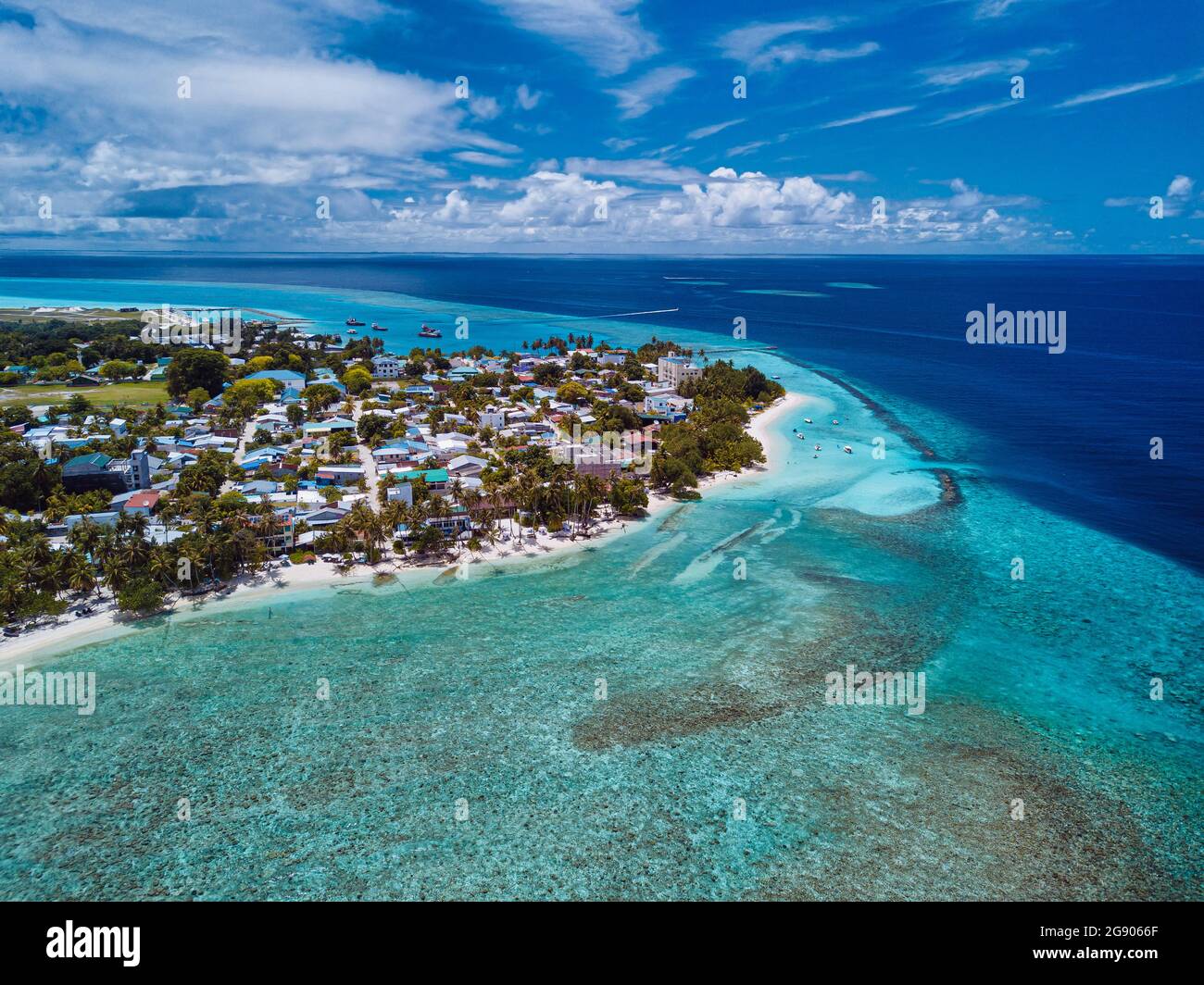 Häuser auf Thulusdhoo Island unter Himmel, Kaafu Atoll, Malediven Stockfoto