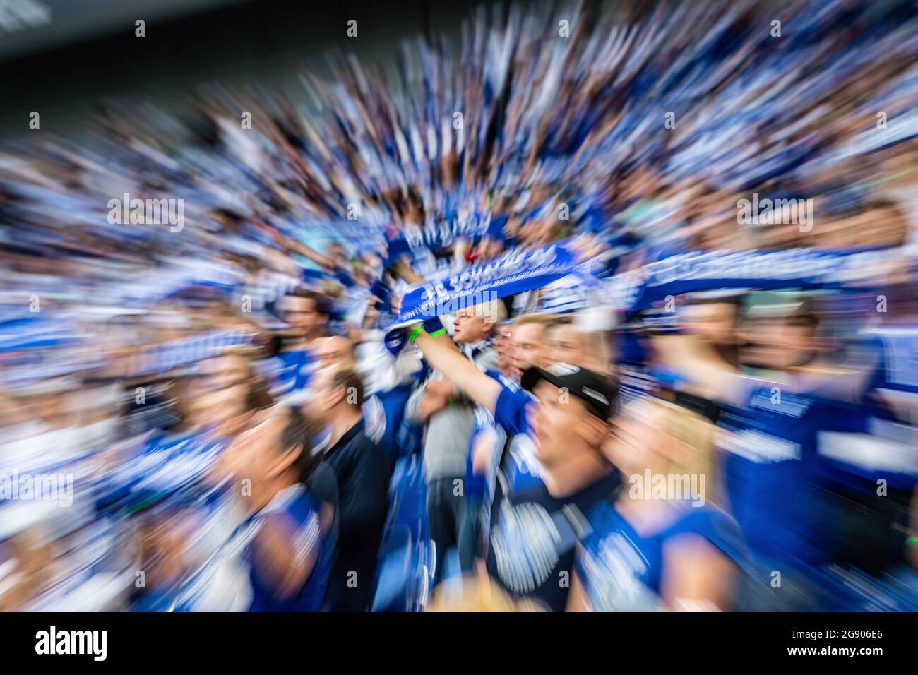 Gelsenkirchen, Deutschland. Juli 2021. Fußball: 2. Bundesliga, FC Schalke 04 - Hamburger SV, Matchday 1 in der Veltins Arena. Schalke-Fans halten ihre Schals hoch. Ca. Zum heutigen Auftakt der 2. Bundesliga sind 20,000 Zuschauer im Stadion zugelassen. Kredit: Guido Kirchner/dpa - WICHTIGER HINWEIS: Gemäß den Bestimmungen der DFL Deutsche Fußball Liga und/oder des DFB Deutscher Fußball-Bund ist es untersagt, im Stadion und/oder vom Spiel aufgenommene Fotos in Form von Sequenzbildern und/oder videoähnlichen Fotoserien zu verwenden oder zu verwenden./dpa/Alamy Live News Stockfoto