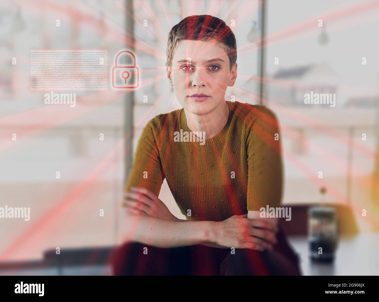 Eine Unternehmerin sitzt auf dem Schreibtisch mit einem Symbol für die Netzwerksicherheit und Lichtstrahlen im Büro Stockfoto