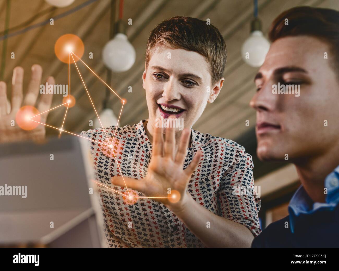 Geschäftsfrau erklärt männlichen Kollegen im Büro Computernetzwerke Stockfoto