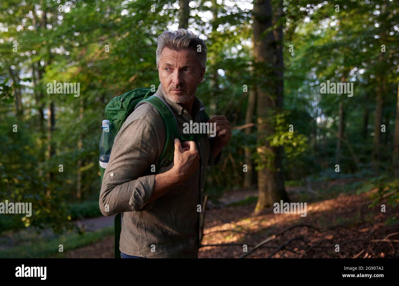 Mann mit Rucksack Wandern im Wald Stockfoto