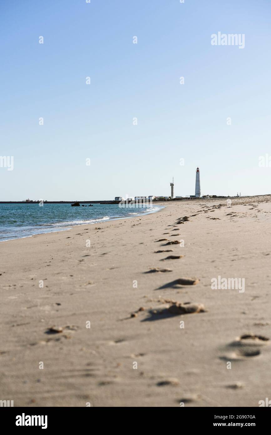 Fußabdruck am Strand an sonnigen Tagen Stockfoto
