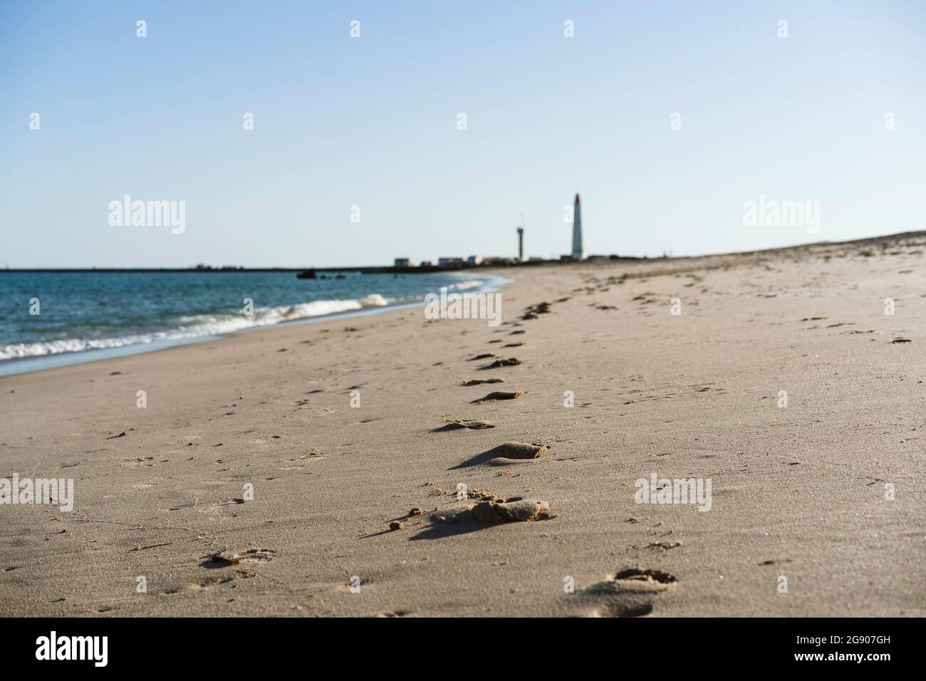 Fußabdruck auf Sand an sonnigen Tagen Stockfoto