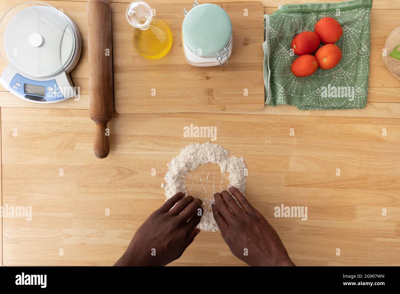 Mann, der in Mehl gut macht, während er in der Küche zu Hause Essen zubereitet Stockfoto
