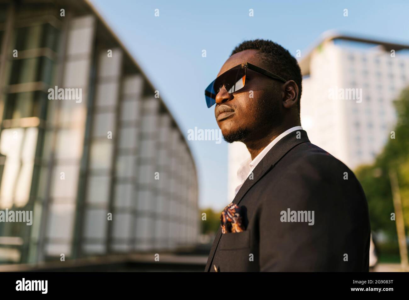 Eleganter Mann mit Sonnenbrille in der Stadt Stockfoto