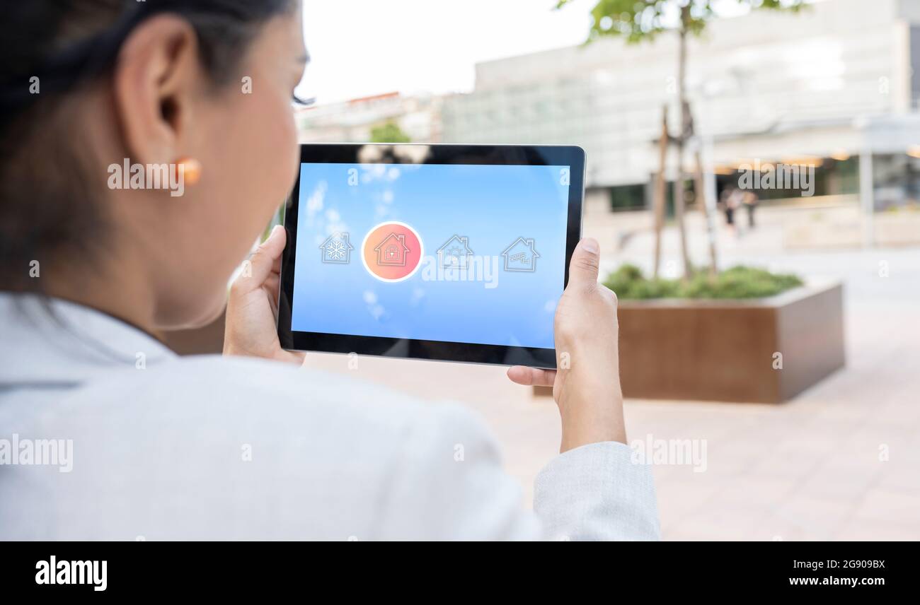 Geschäftsfrau beobachtet Hund auf digitalen Tablet zu Hause Stockfoto