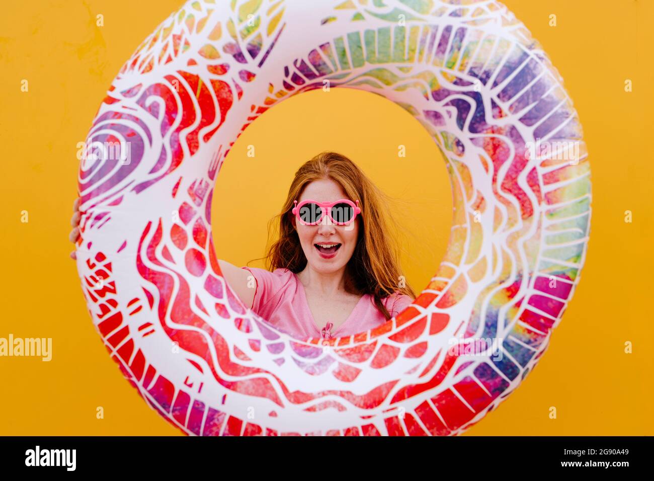 Fröhliche Frau mit bunten aufblasbaren Schwimmer Stockfoto