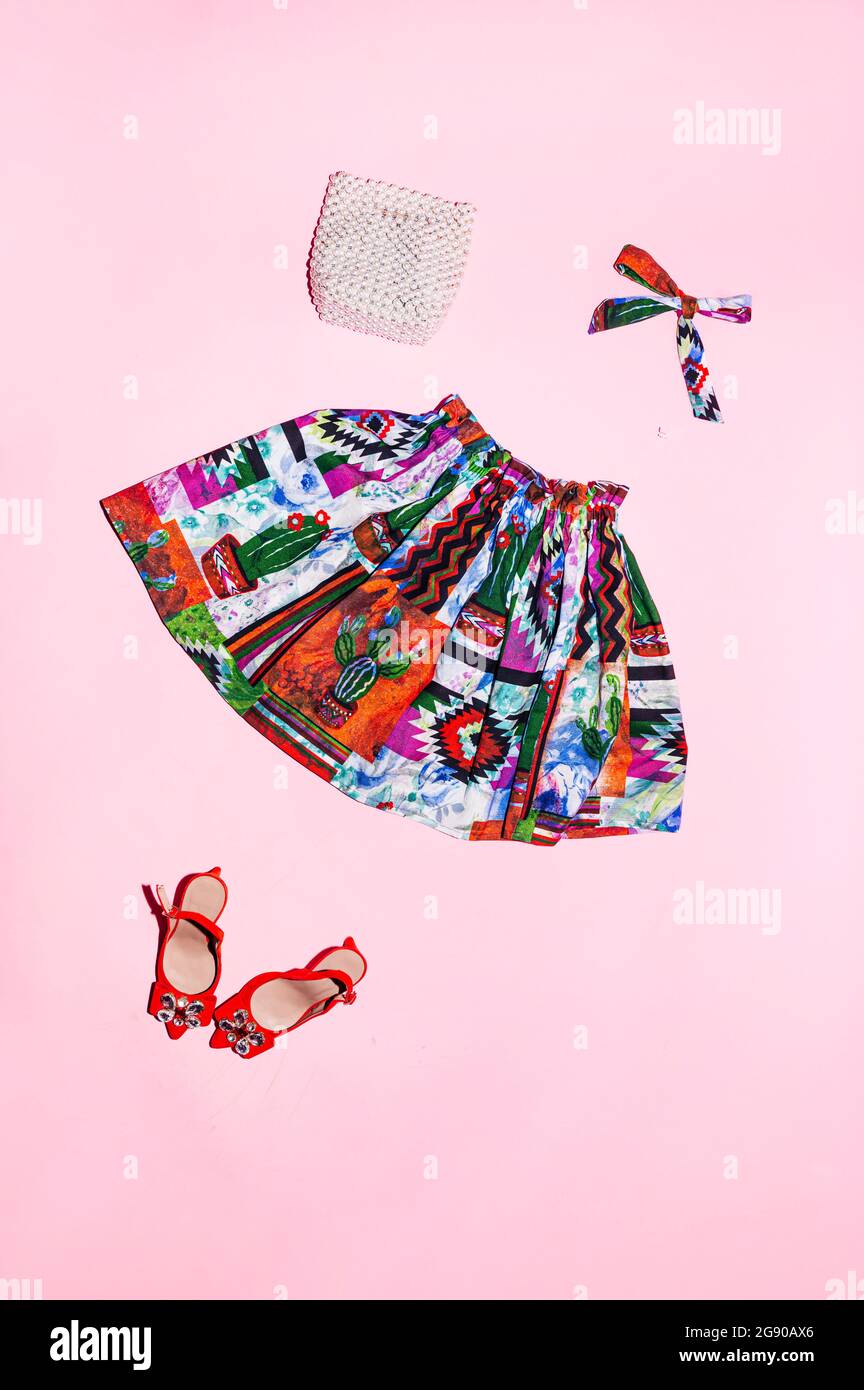 Rock und Mode-Accessoires auf rosa Hintergrund Stockfoto