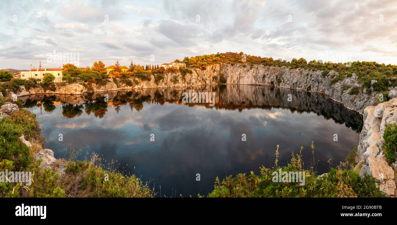 Landschaftlich schöner Blick auf den See inmitten von Felsformationen, Drachenauge am See, Rogoznica, Kroatien Stockfoto