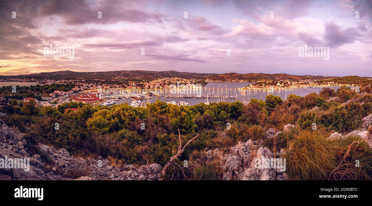 Landschaftlich reizvolle Ansicht der Landschaft bei Sonnenuntergang, Rogoznica, Dalmatien, Kroatien Stockfoto