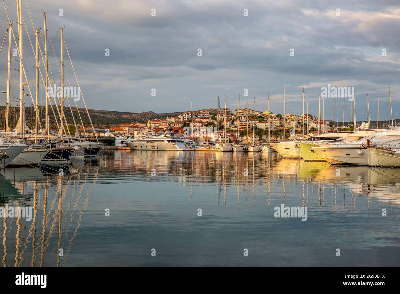 Landschaftlich reizvolle Ansicht der im Meer in Rogoznica, Dalmatien, Kroatien festfahrenden Seeschiffe Stockfoto