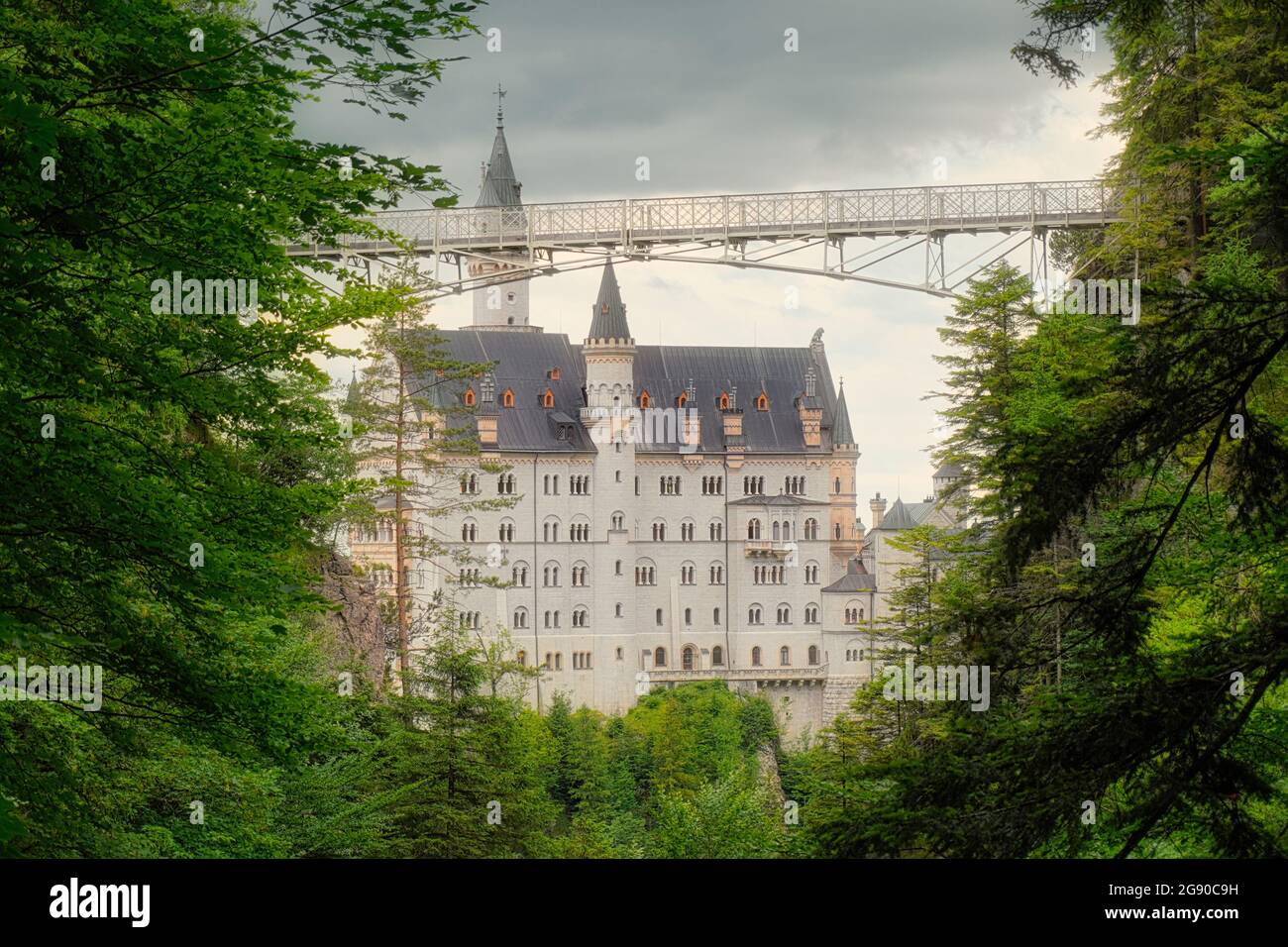 Schloss Neuschwanstein in Bayern, Deutschland. Märchenschloss mit spektakulärer Brücke, die Marienbrücke über die Pöllat-Schlucht in den Ammergauer Alpen. Stockfoto