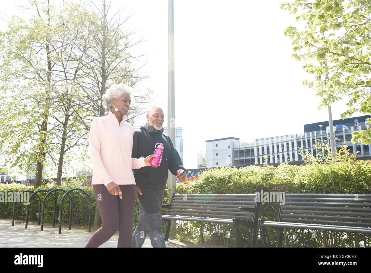 Ältere Frau, die mit dem Mann im Park läuft Stockfoto