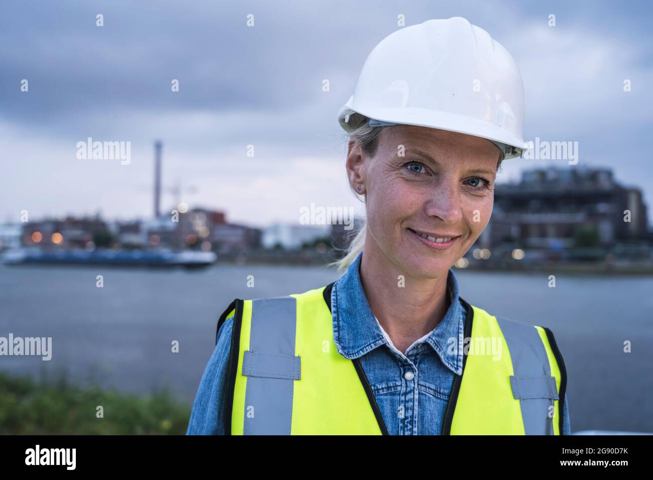 Weibliche Profi in reflektierender Kleidung während des Sonnenuntergangs Stockfoto
