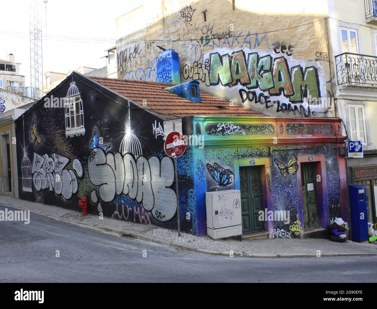 Lissabon, Portugal. Juli 2021. (INT) Wandbilder hauchen Lissabons Mauern und Fassaden neues Leben ein. 23. Juli 2021, Lissabon, Portugal: Wandbilder hauchen den Mauern und Fassaden von Lissabon, Portugal, neues Leben ein, das in den letzten Jahren in der urbanen Kunstschrift der Welt an Bedeutung gewonnen hat, am Freitag (23) (Bild: © Edson De Souza/TheNEWS2 via ZUMA Press Wire) Quelle: ZUMA Press, Inc./Alamy Live News Stockfoto