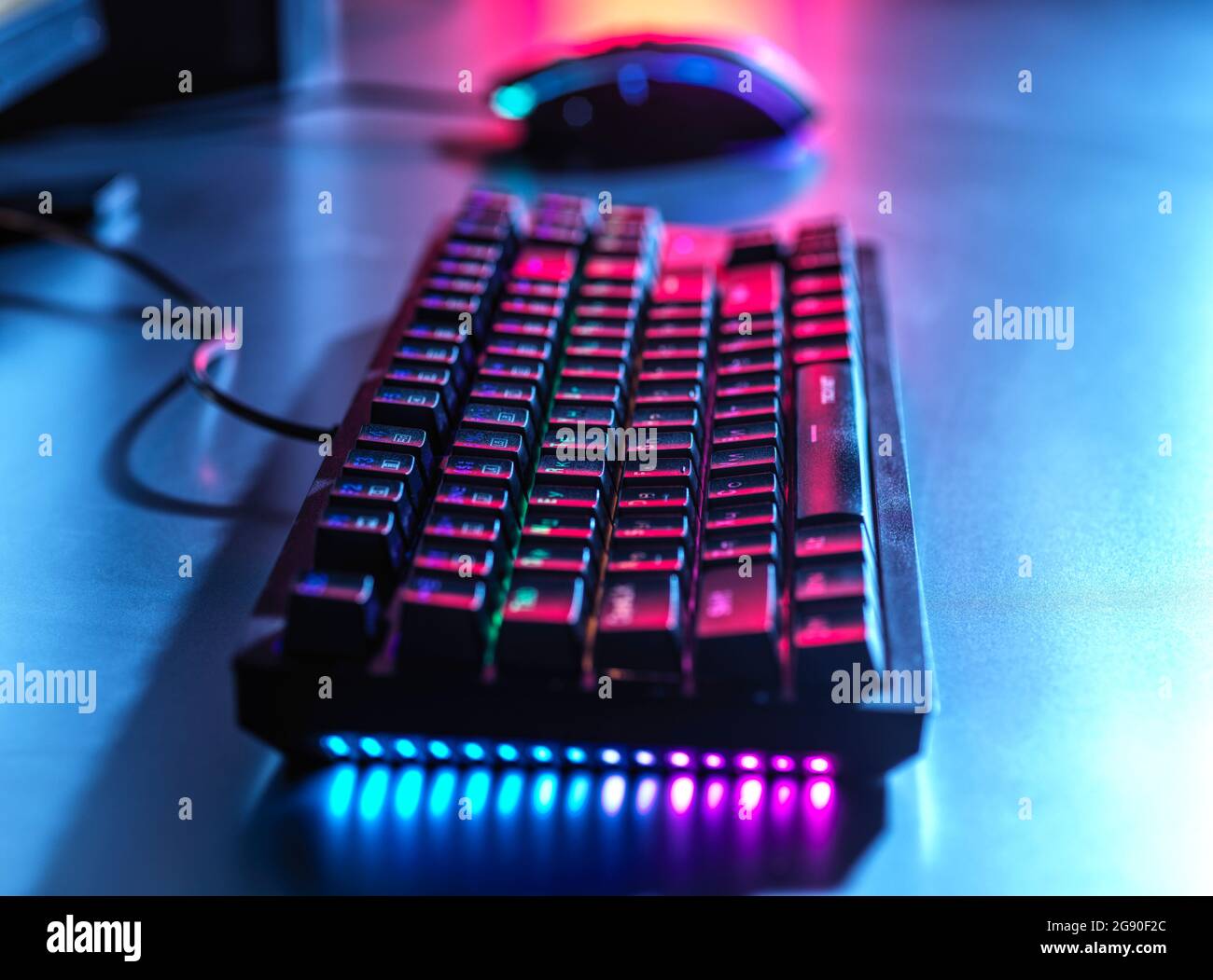 Kabelgebundene eSports-Tastatur auf dem Tisch Stockfoto