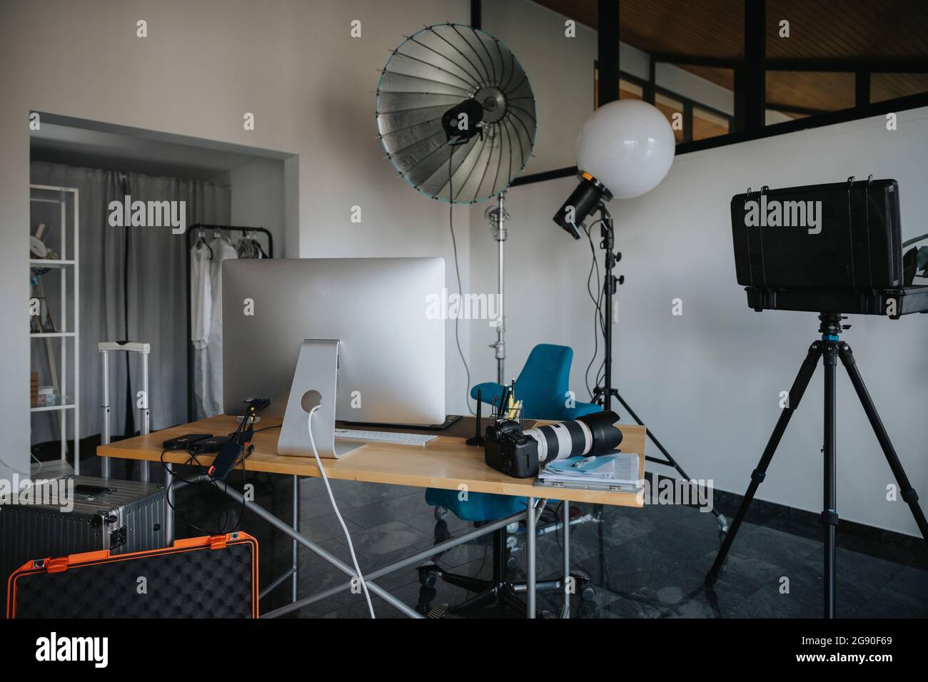 Leeres Studio mit Fotoausrüstung am Schreibtisch Stockfoto