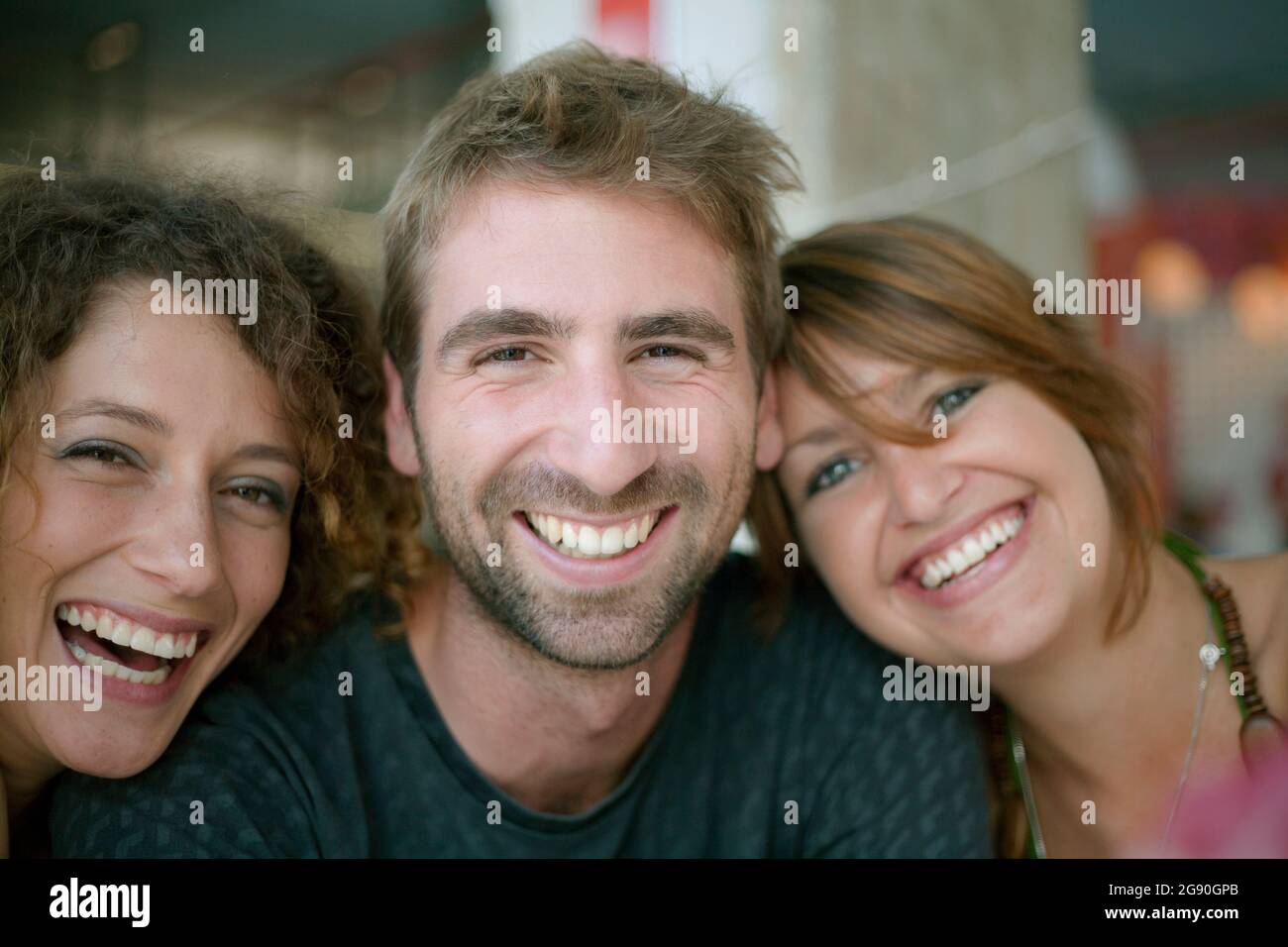 Glückliche männliche und weibliche Freunde im Restaurant Stockfoto
