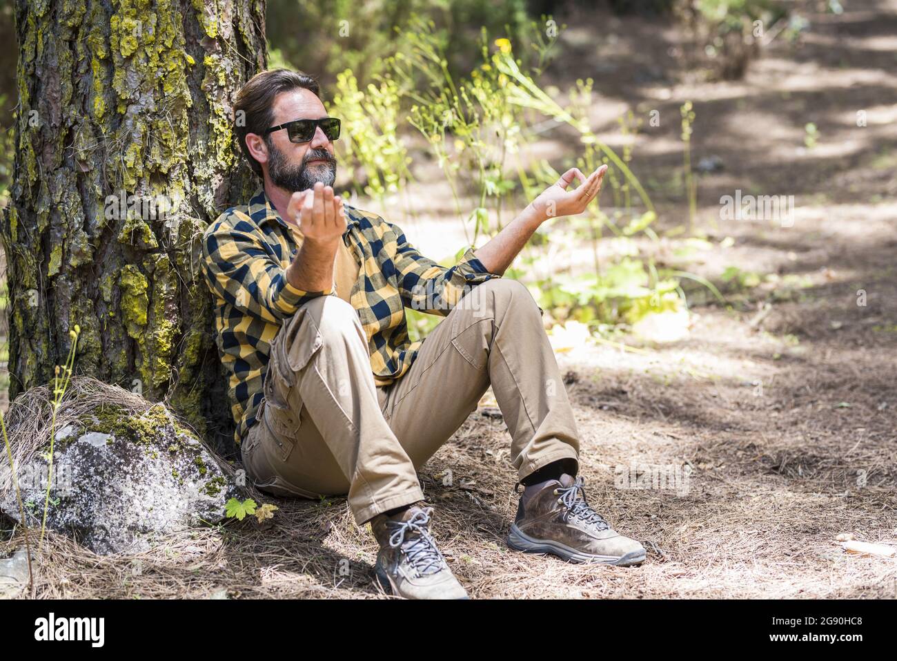 Mann tut Entspannung Übung im Wald Stockfoto