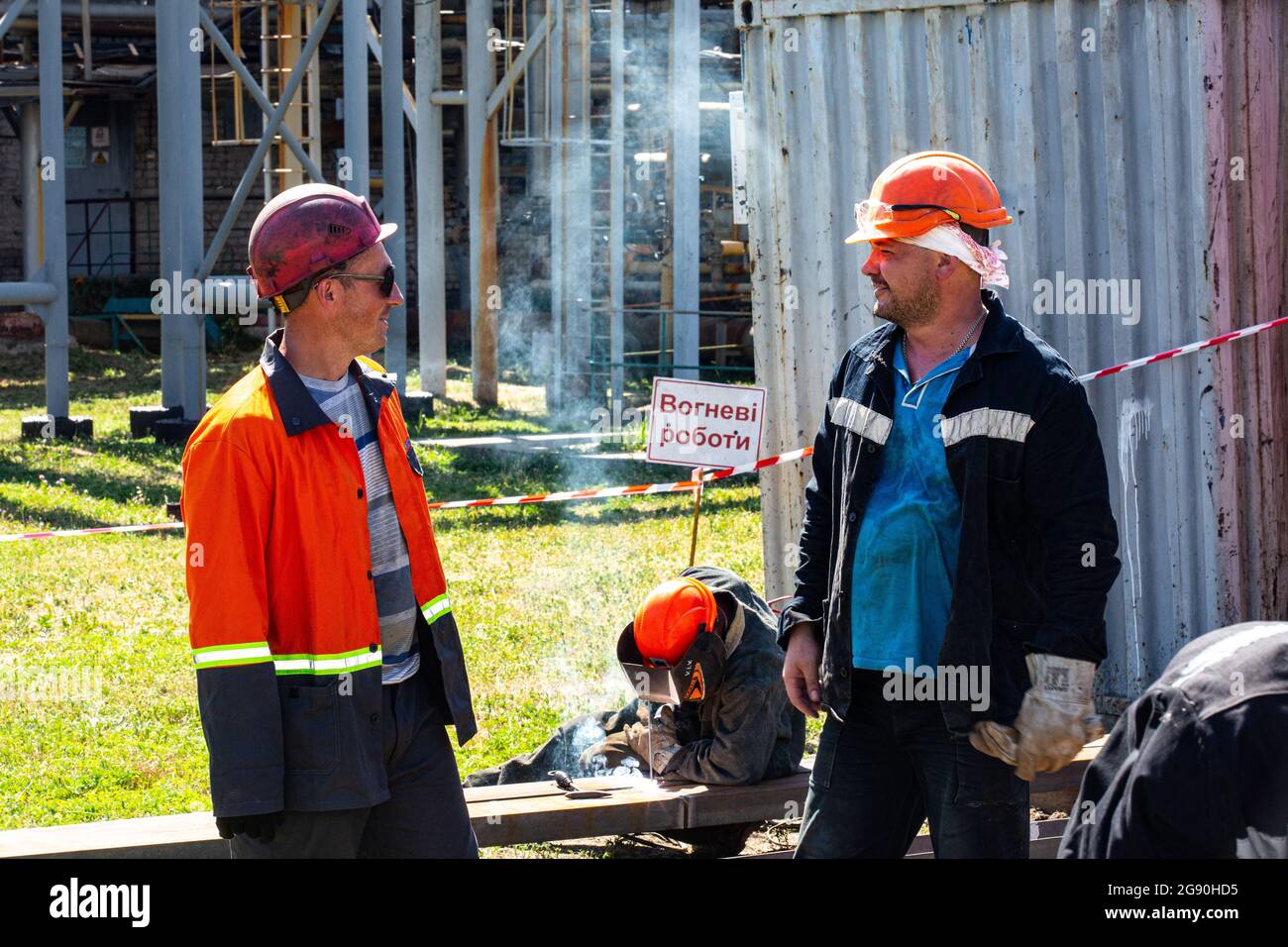 Ukrainische Schweißer diskutieren Arbeitsfragen auf dem Baugelände der Gasraffinerie Shebelinka 20,000 b/d in der Region Charkow in der Ostukraine. Stockfoto