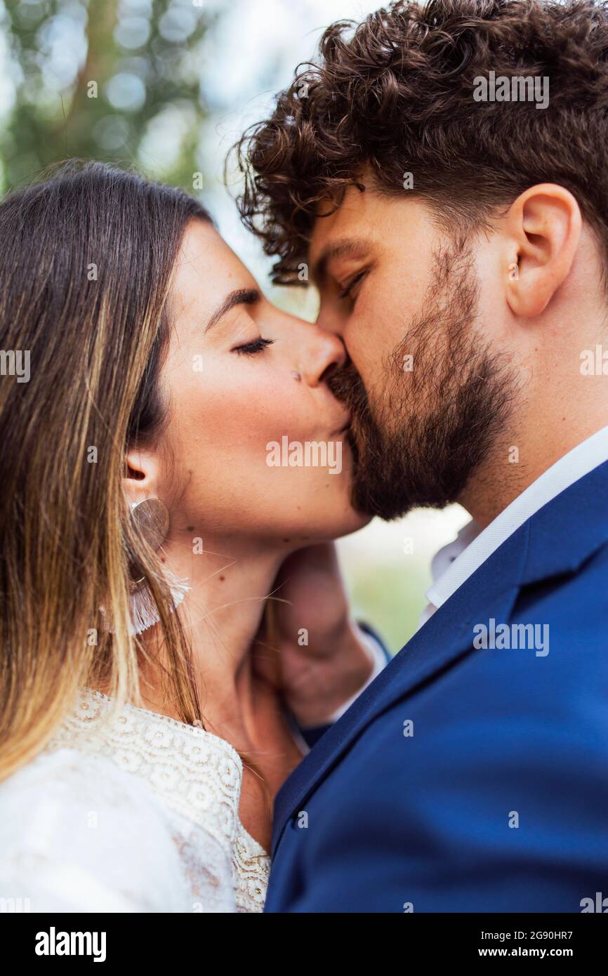 Zärtliches Paar mit geschlossenen Augen küssen auf den Mund Stockfoto