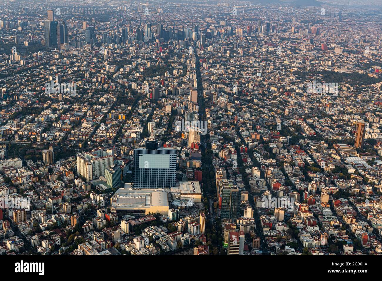 Mexiko, Mexiko-Stadt, Luftaufnahme der dicht besiedelten Stadt in der Abenddämmerung Stockfoto