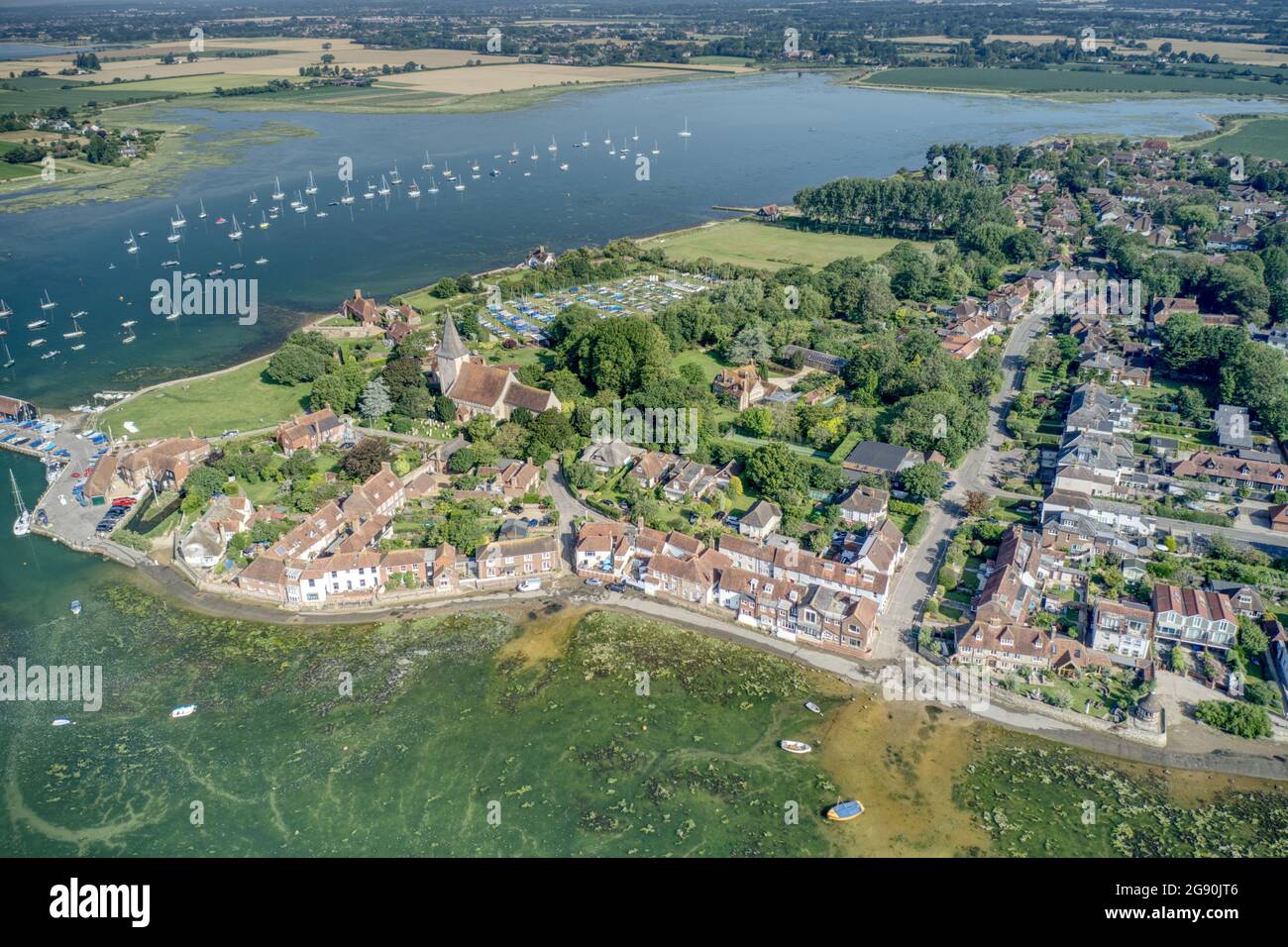 Luftaufnahme entlang der Uferpromenade von Bosham Village, einem historischen englischen Dorf, das ein beliebtes Urlaubsziel ist. Stockfoto