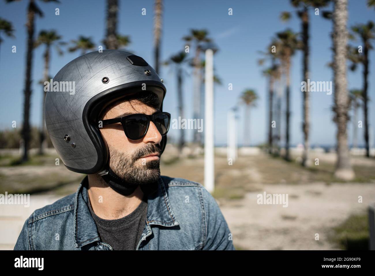 Schöner Mann mit Sonnenbrille und Helm an sonnigen Tagen Stockfotografie -  Alamy