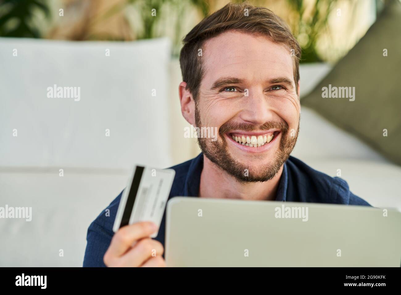 Fröhliche Geschäftsmann Holding Kreditkarte Stockfoto