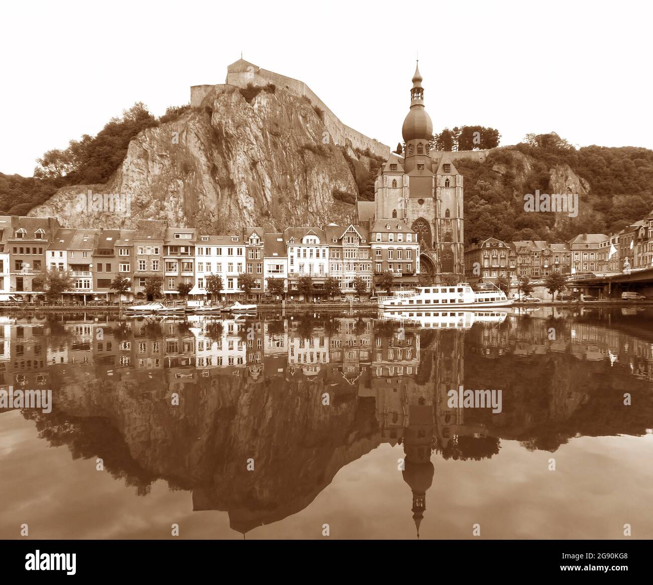 Reflexionen der Zitadelle und der Stiftskirche unserer Lieben Frau an der Maas, Dinant, Belgien in Sepia-Farbe Stockfoto