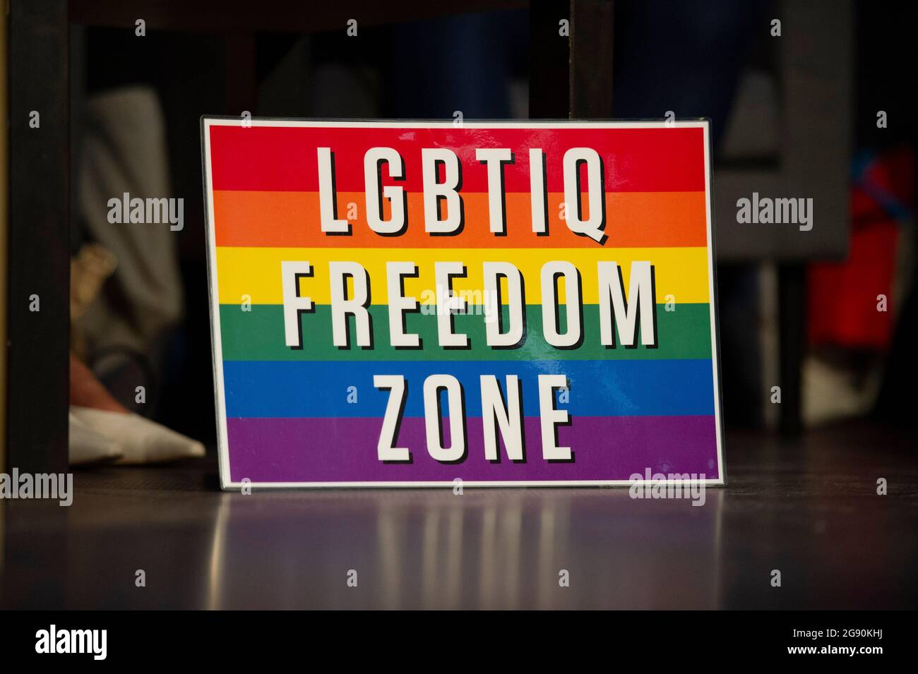 Budapest, Ungarn. Juli 2021. Ein LGBTIQ Freedom Zone Zeichen wird während eines interaktiven Diskussionstreffens gesehen, das von der Budapest Pride im Vorfeld der 26. Budapest Pride Parade am 23. Juli 2021 in Budapest, Ungarn, organisiert wird. Während des Treffens erörterten die Abgeordneten die Situation der LGBTI-Bürgerrechte in Ungarn und was die Europäische Union bisher für die LGBTI-Bürgerrechte getan hat. (Bild: © Aleksander Kalka/ZUMA Press Wire) Bild: ZUMA Press, Inc./Alamy Live News Stockfoto