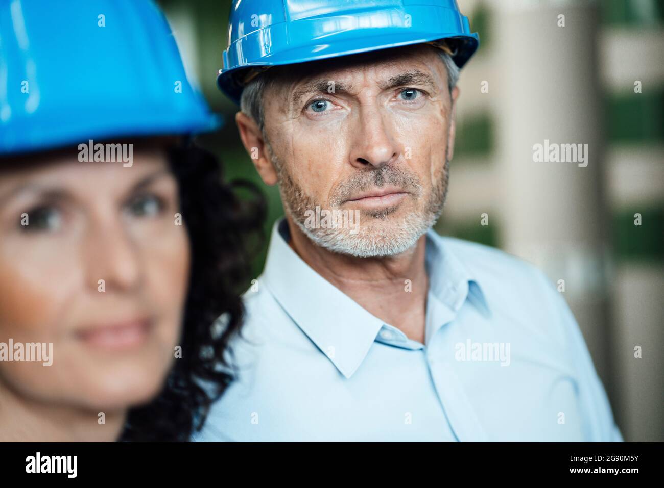 Männlicher Inspektor mit starrender Mütze Stockfoto