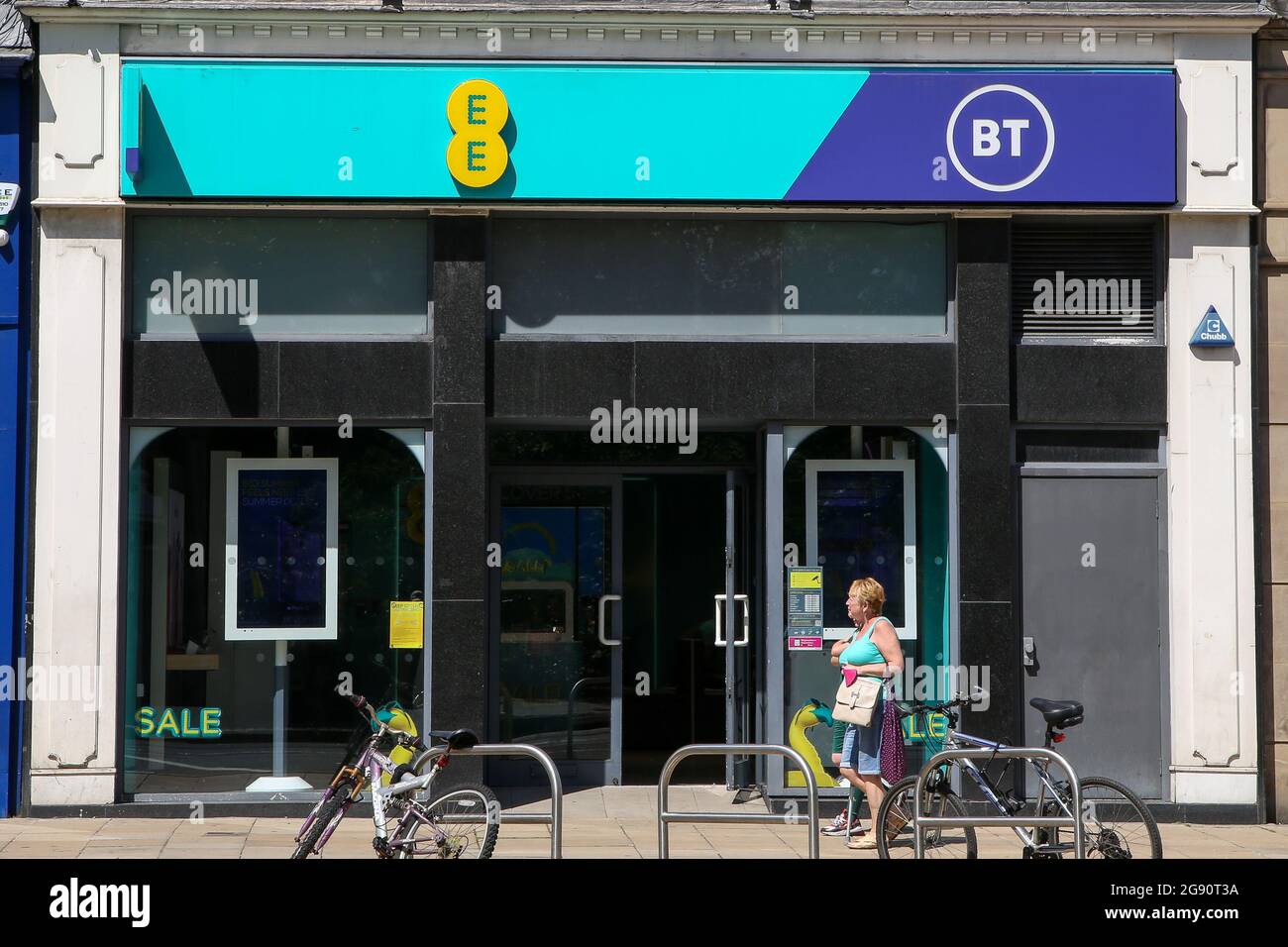 Eine Frau geht an einer Filiale von BT-Shop in Edinburgh, Schottland, vorbei. Stockfoto