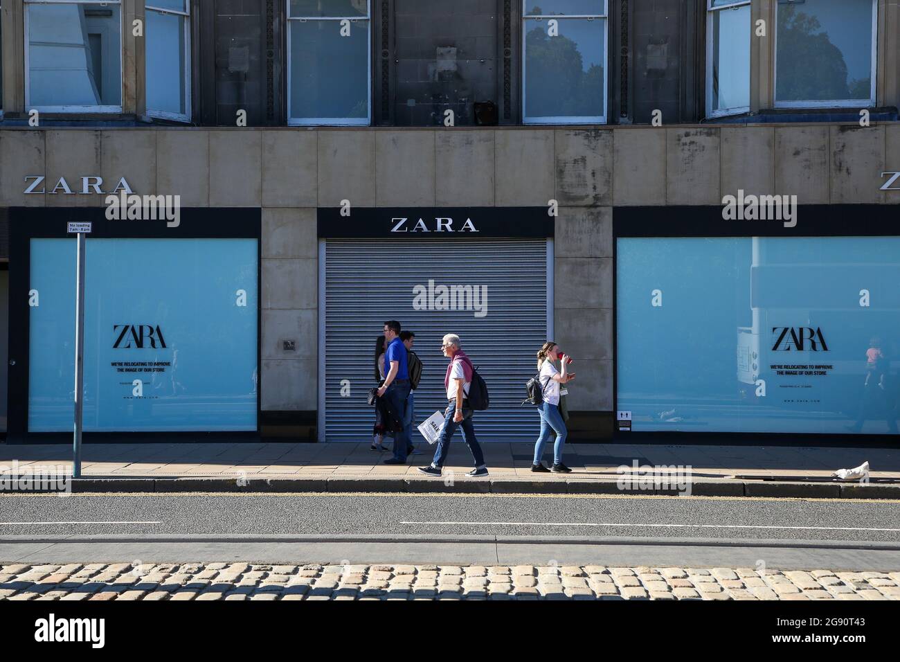 Die Menschen gehen an einem Zweig von Zara in Edinburgh, Schottland, vorbei. Stockfoto